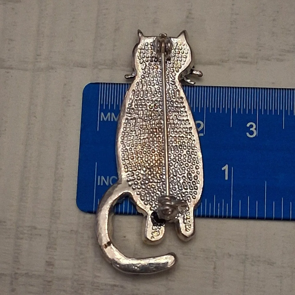 Vintage Silver Tone Striped Sitting Cat Brooch Pin Feline Jewelry